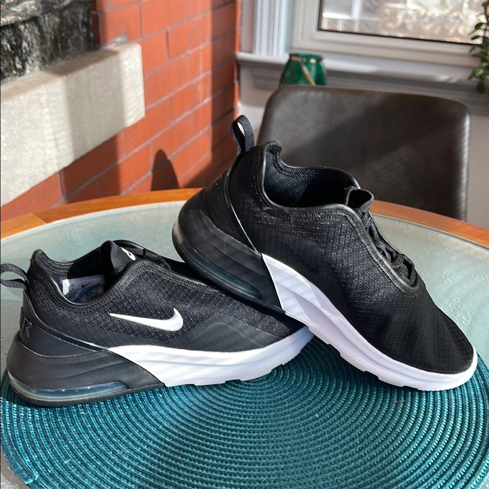 Nike AIR MAX Black and White Sneakers size 6. EUC